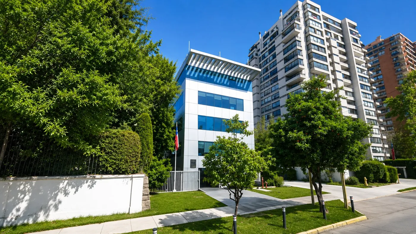 Fachada del edificio entre áreas verdes
